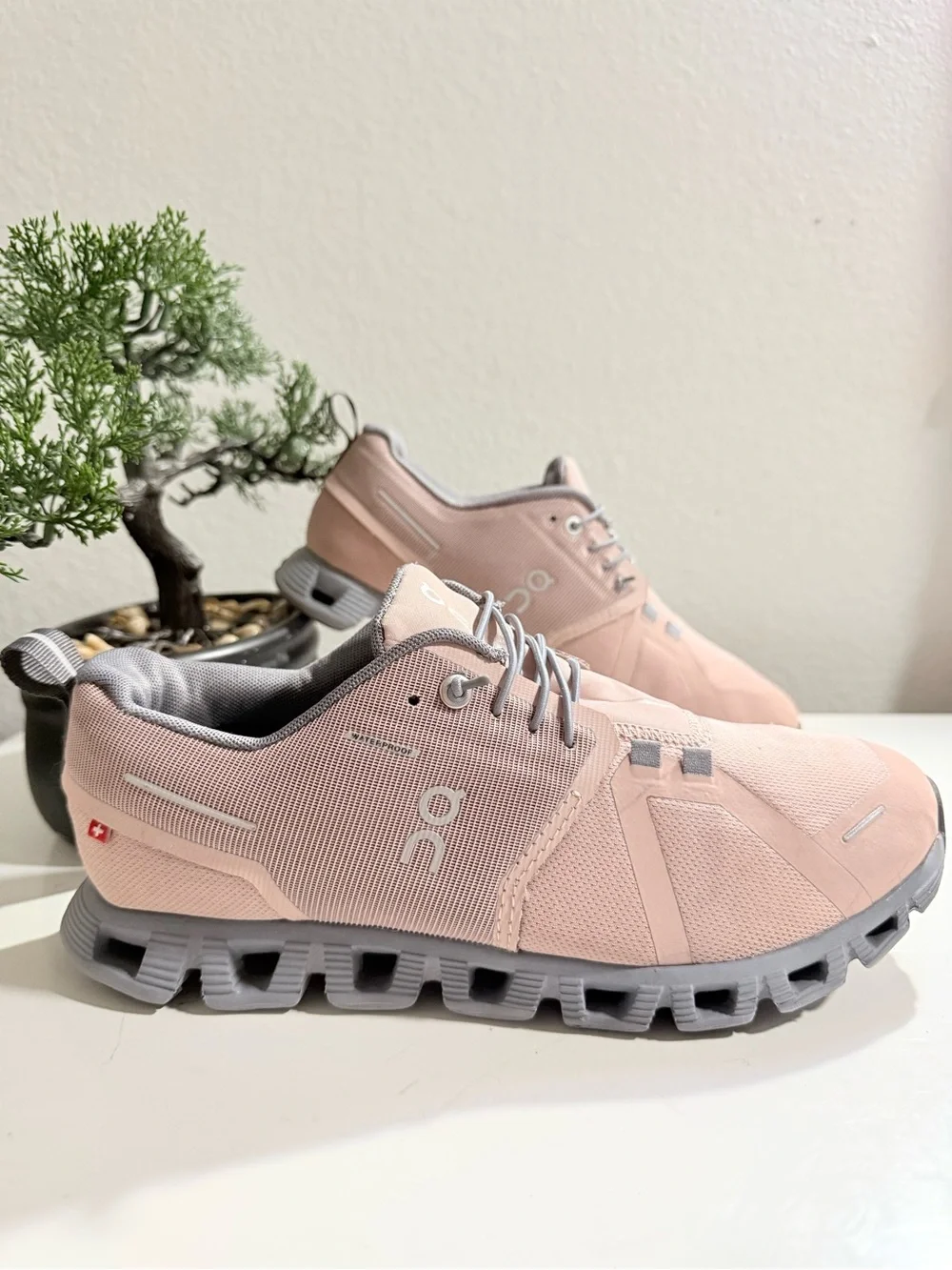 On Running cloud 5 Women size 8.5 waterproof sneakers in Blush Pink and Gray